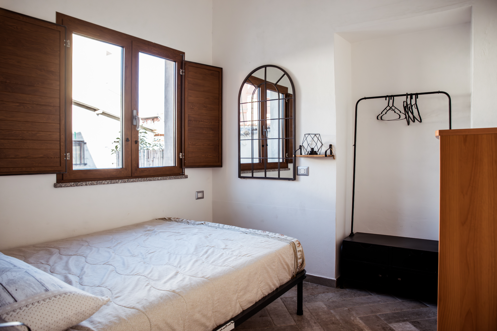 Deuxième chambre avec lit 140, volets en bois et miroir arqué