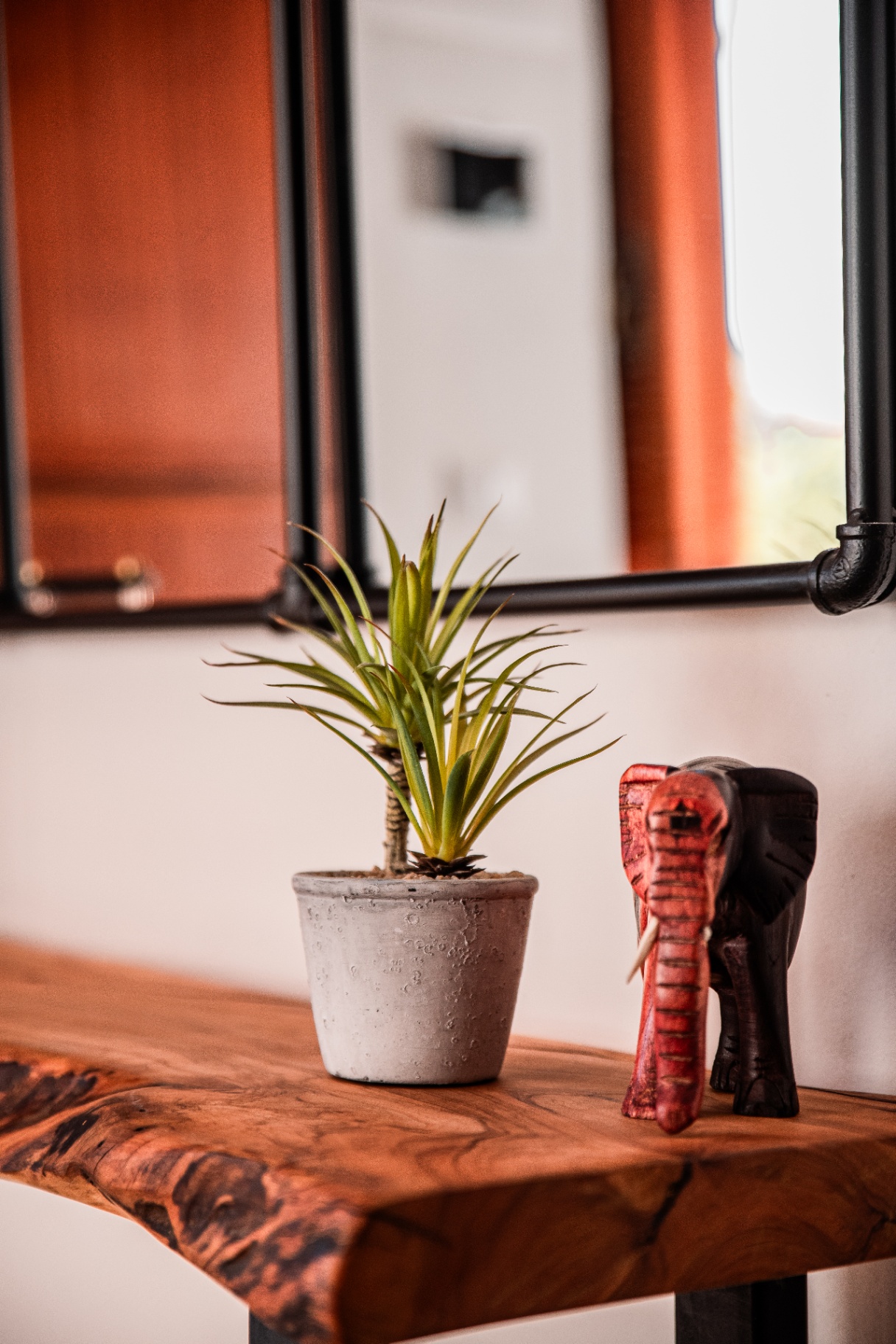 Détail de la console en bois à bord naturel de l'entrée