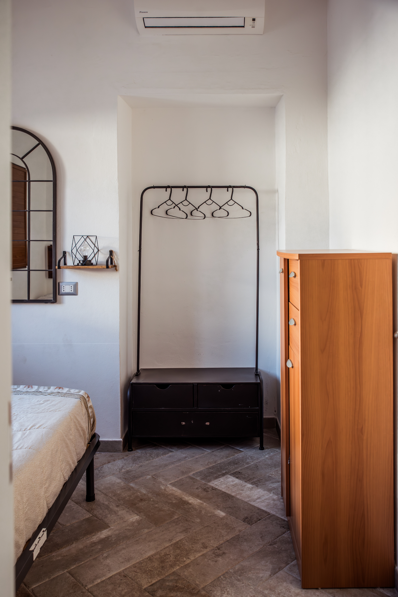 Penderie ouverte, commode et climatisation dans la deuxième chambre