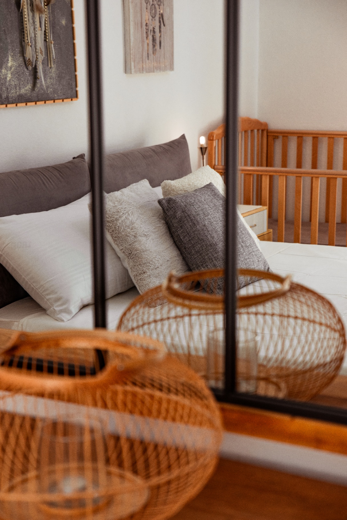 Reflet du lit et du lit bébé dans le miroir d'atelier de la chambre