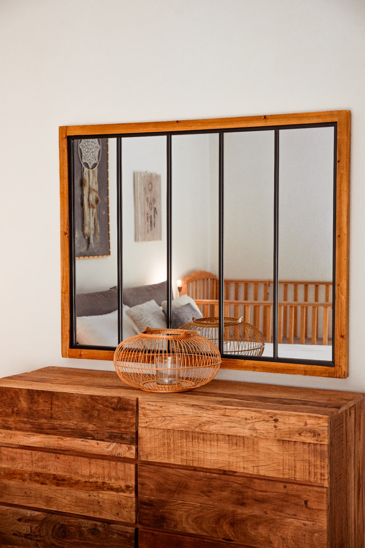 Commode en bois brut, lanterne en rotin et miroir d'atelier