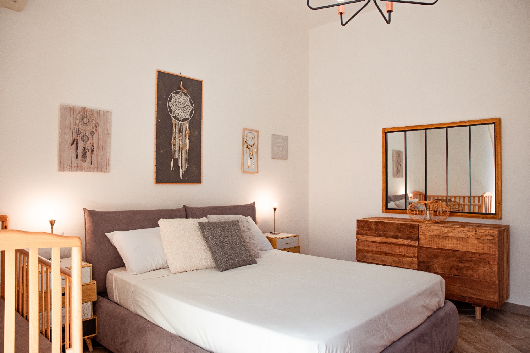 Chambre principale : lit king size, commode en bois massif et miroir d'atelier