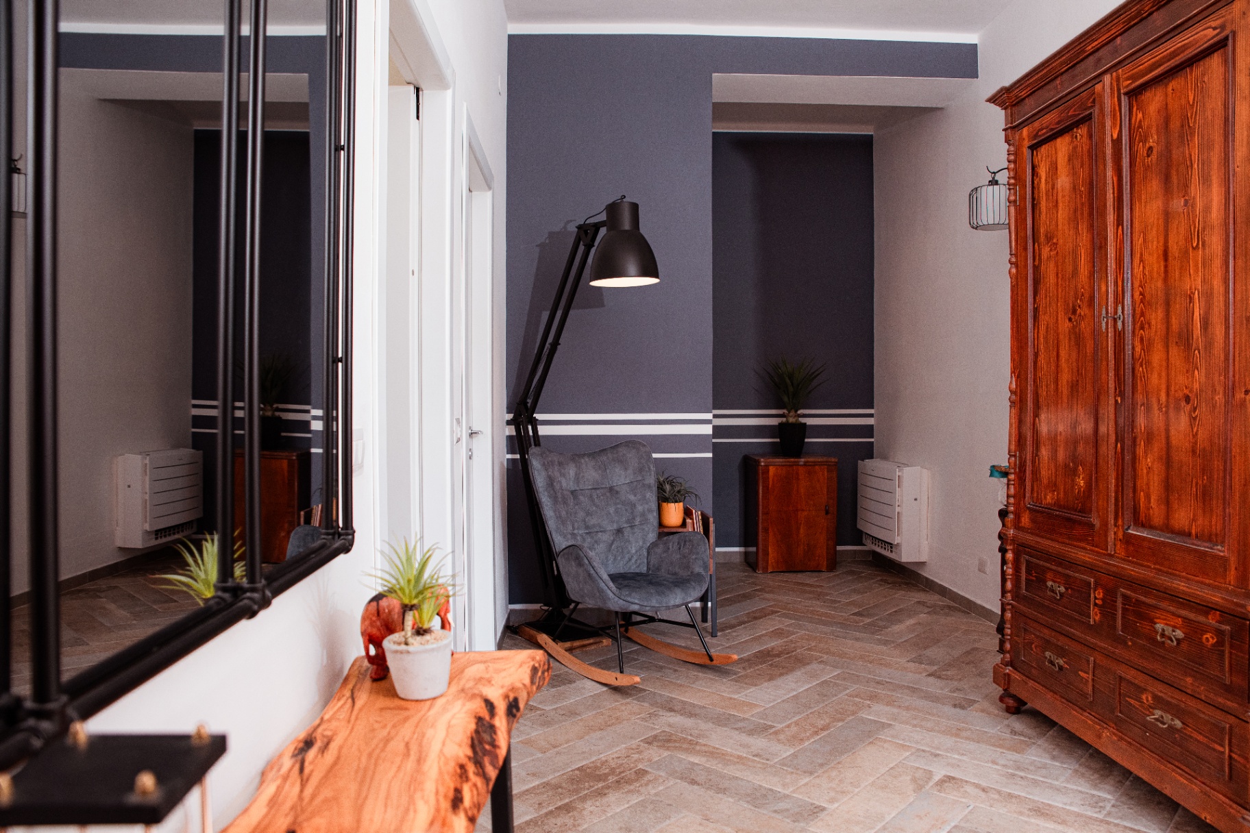 Coin lecture avec fauteuil à bascule et grand miroir d'atelier