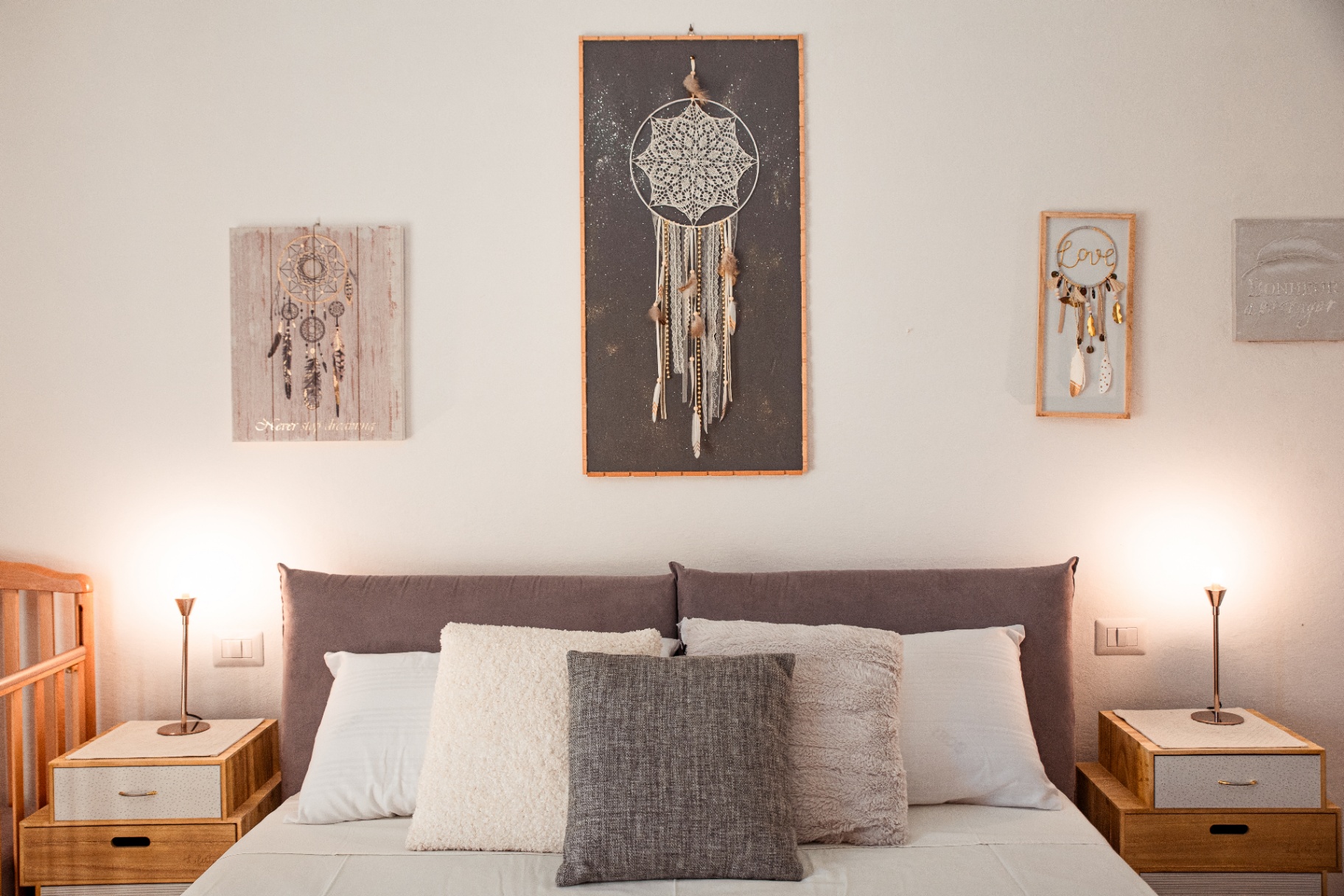 Tête de lit et chevets en bois, lampes en laiton allumées le soir